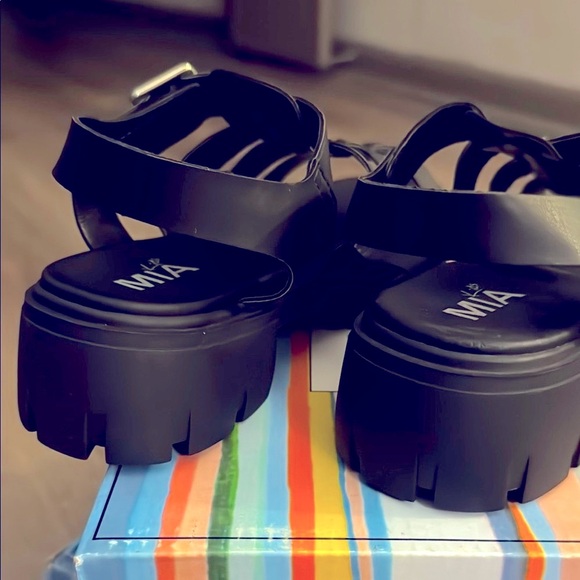 MIA Kids Girls 6 M / 5 M Black Havian Malta Leather Strap Buckle/Self Closure - Picture 7 of 11